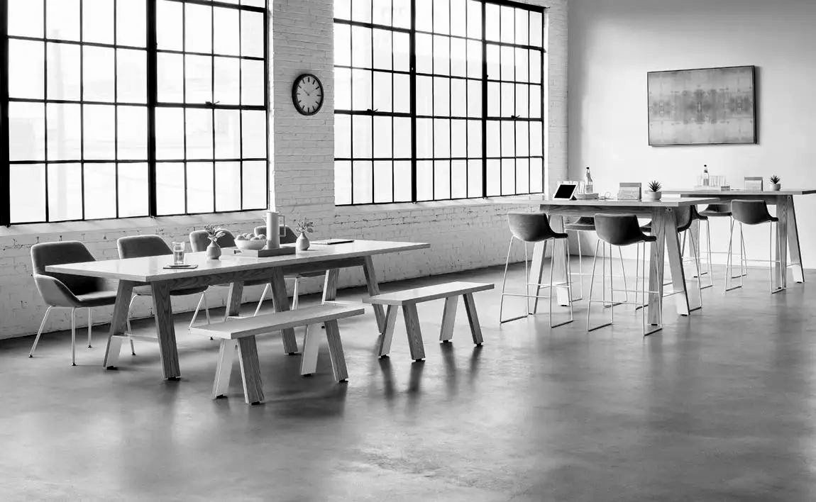 Sala de reuniones con mesas y bancos de madera