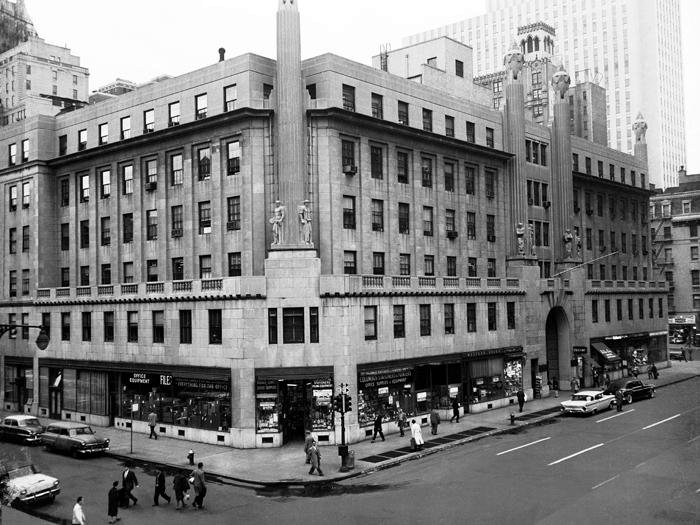 Fotografía histórica de un edificio de oficinas art déco